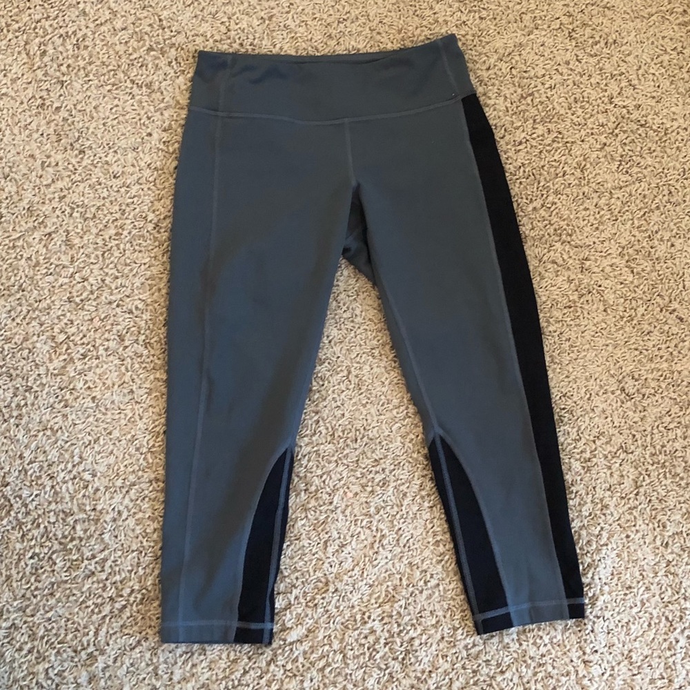 Zella gray and black cropped leggings